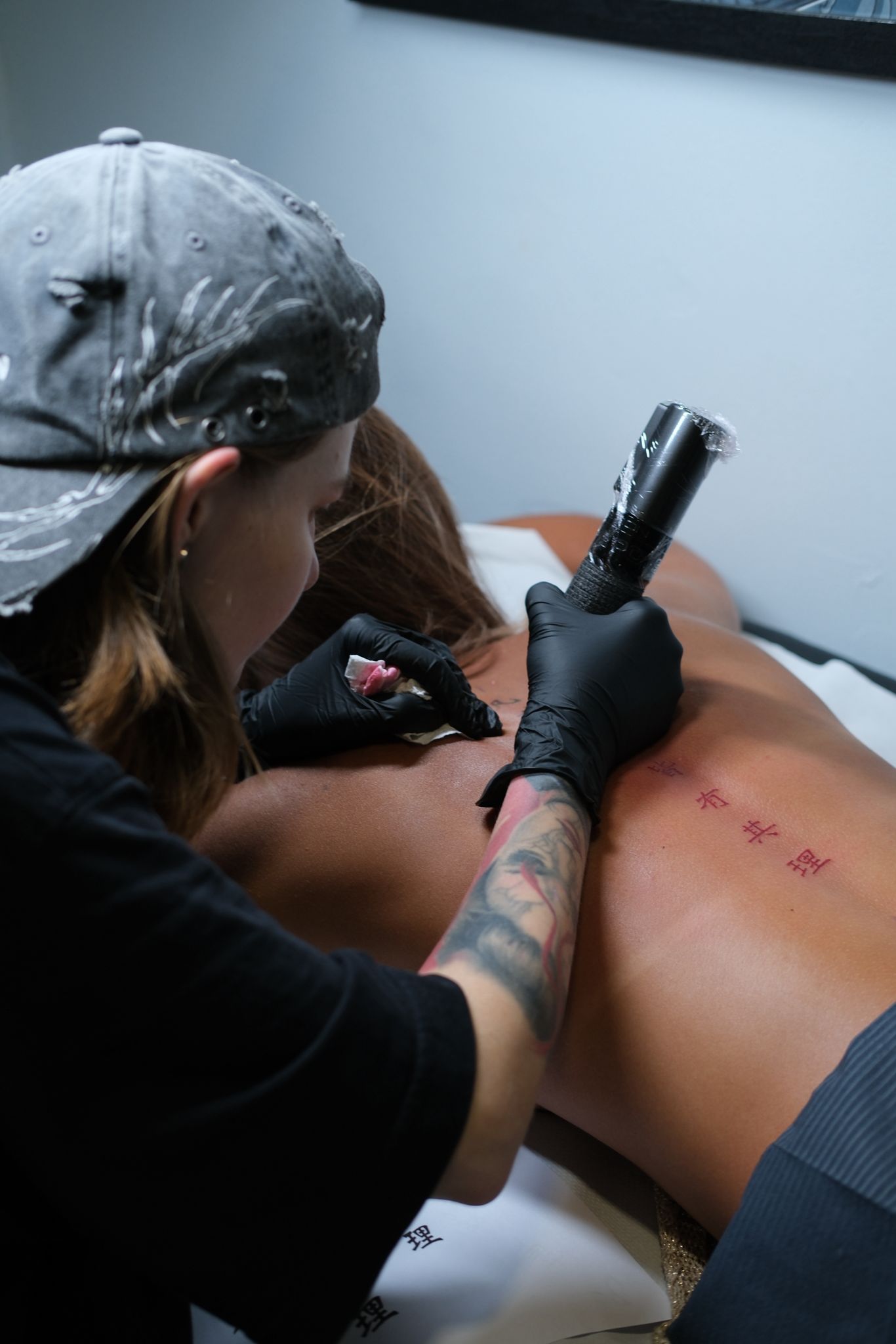 Sesión de tatuaje en SET Tattoo Barcelona