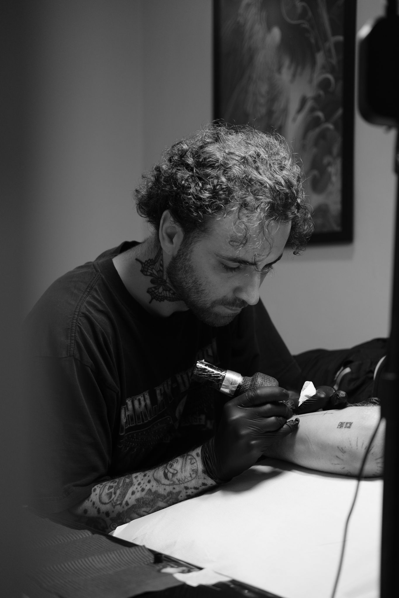 Artista aplicando un tatuaje en el estudio
