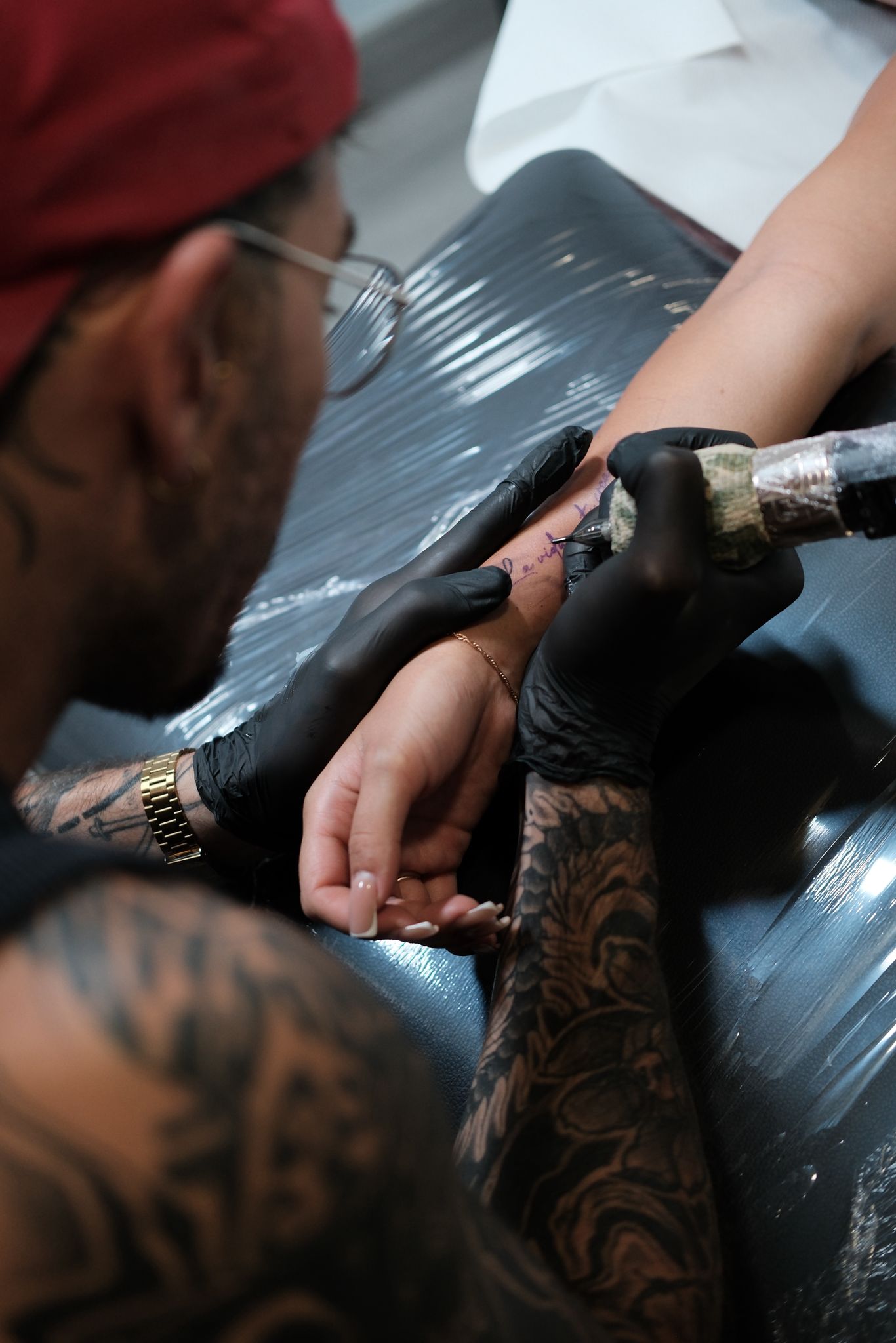 Tatuando en el estudio SET Tattoo Barcelona